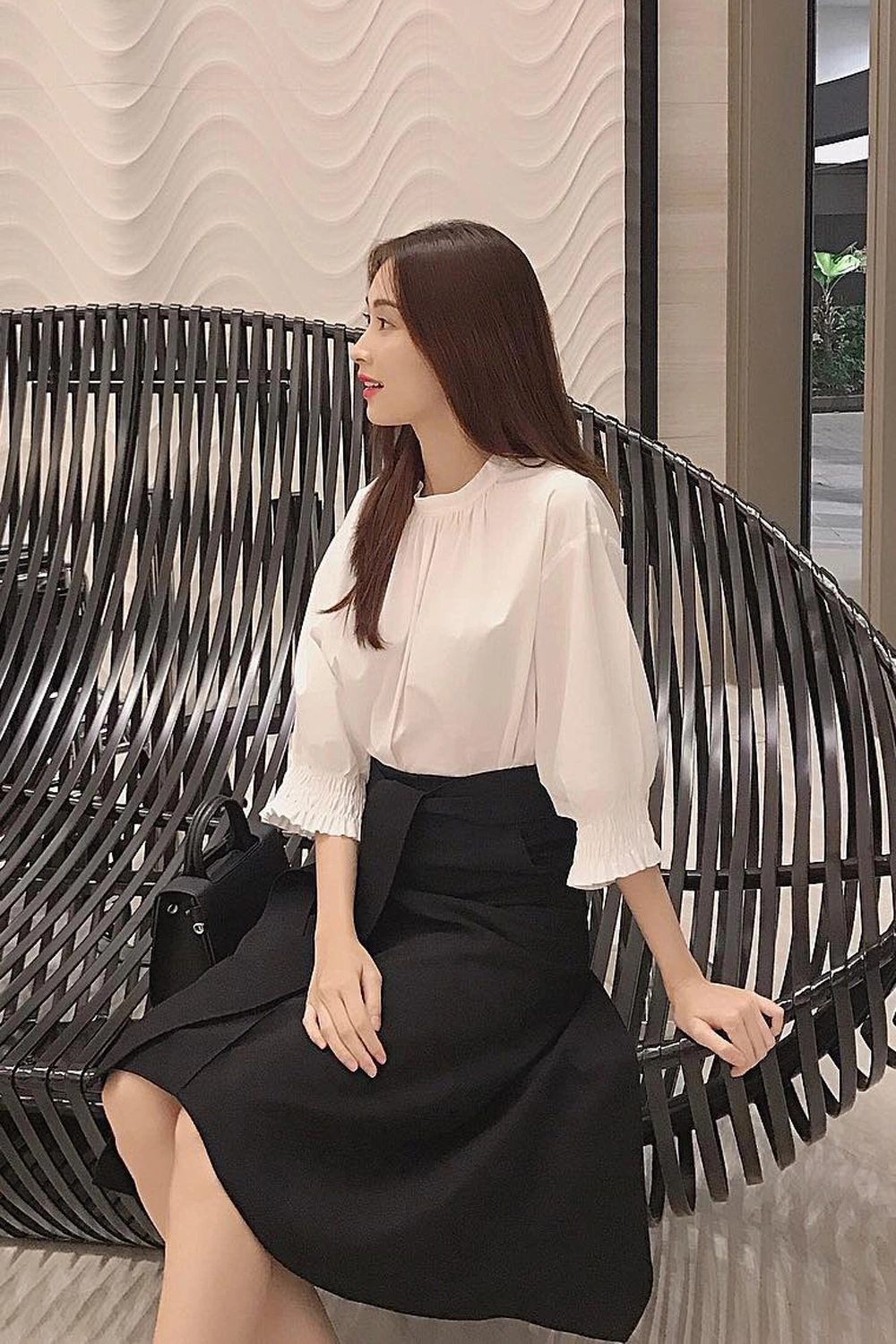 Hoa hậu 3 con lọt top 100 gương mặt đẹp nhất thế giới diện đồ công sở giản dị mà sang, có item chỉ vài trăm nghìn - 7