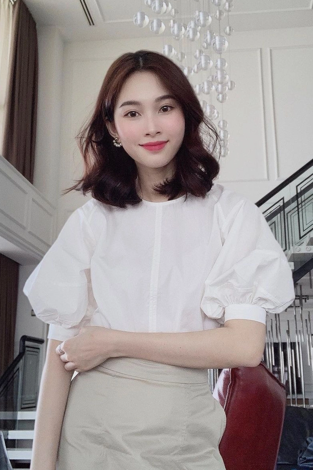 Hoa hậu 3 con lọt top 100 gương mặt đẹp nhất thế giới diện đồ công sở giản dị mà sang, có item chỉ vài trăm nghìn - 9
