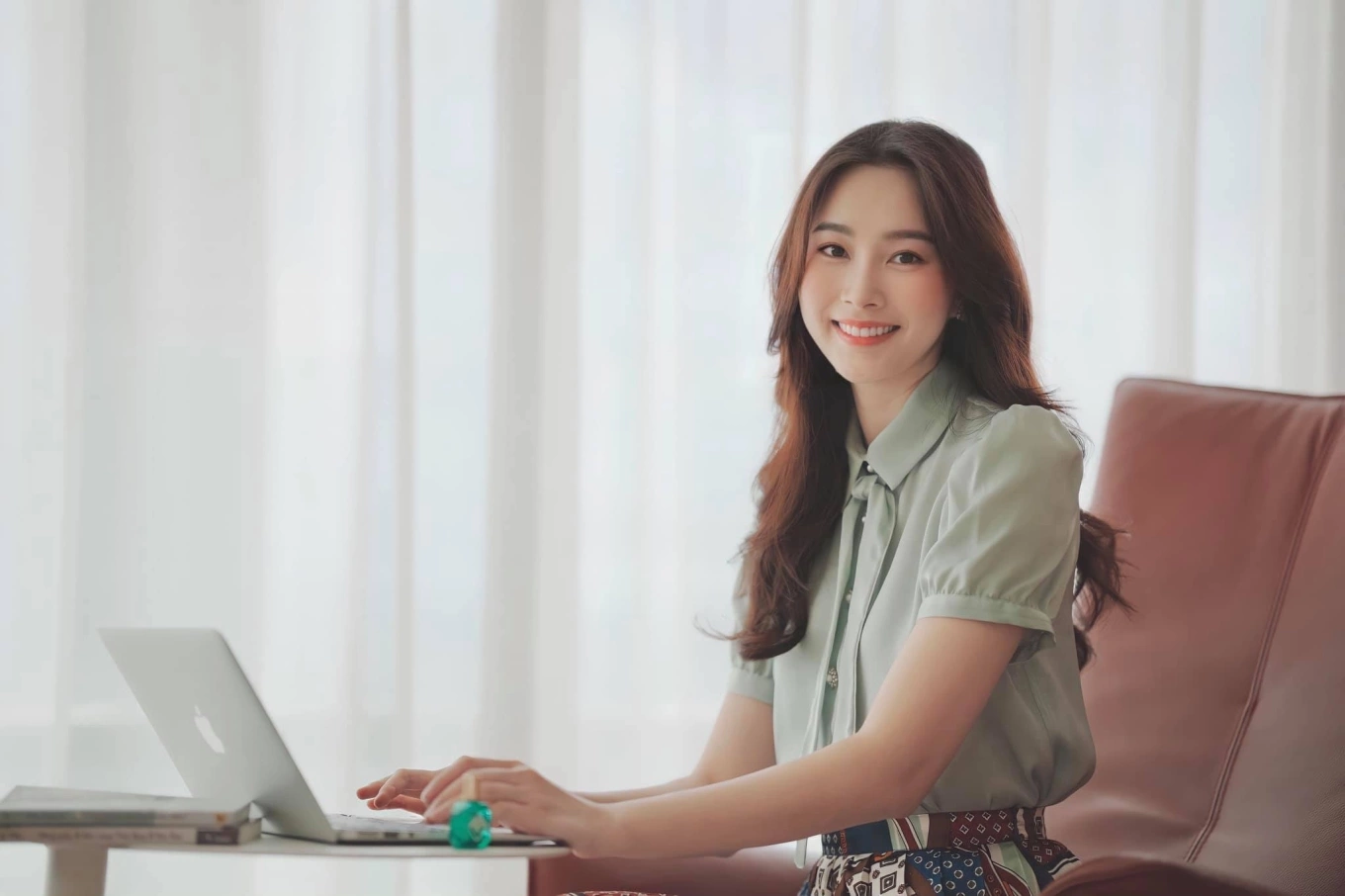 Hoa hậu 3 con lọt top 100 gương mặt đẹp nhất thế giới diện đồ công sở giản dị mà sang, có item chỉ vài trăm nghìn - 10