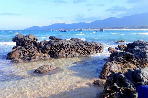 Check-in bãi tắm mà hoa hậu Ý Nhi vừa khoe dáng nóng bỏng, hóa ra là làng chài yên bình, choáng ngợp với khung cảnh đẹp tựa tranh vẽ - 3