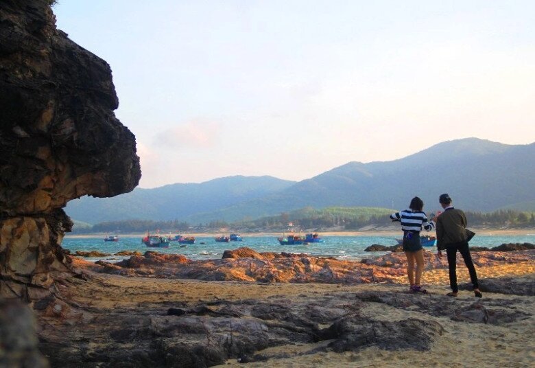Check-in bãi tắm mà hoa hậu Ý Nhi vừa khoe dáng nóng bỏng, hóa ra là làng chài yên bình, choáng ngợp với khung cảnh đẹp tựa tranh vẽ - 5
