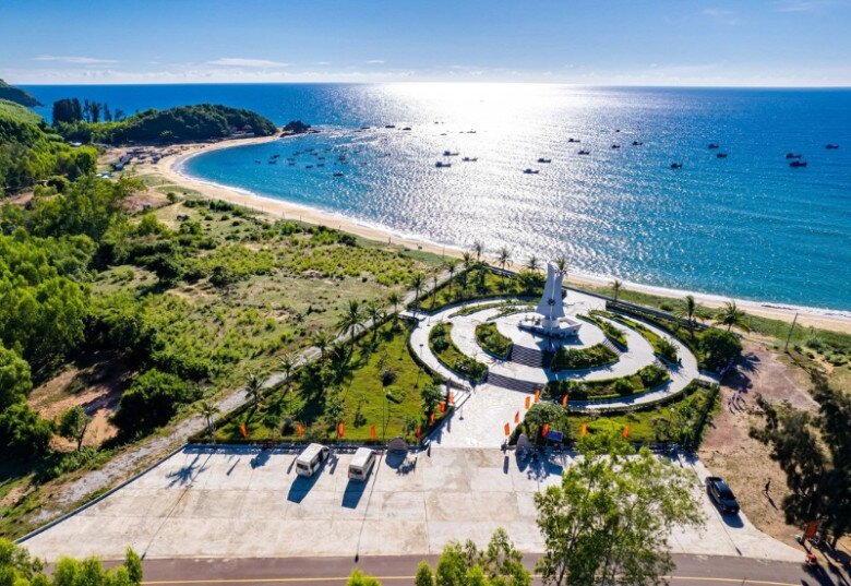 Check-in bãi tắm mà hoa hậu Ý Nhi vừa khoe dáng nóng bỏng, hóa ra là làng chài yên bình, choáng ngợp với khung cảnh đẹp tựa tranh vẽ - 2