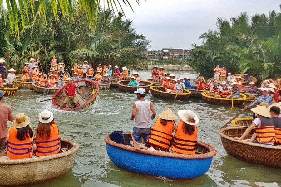 Loạt trải nghiệm &#34;có 1 không 2&#34; khi khách Tây đến Việt Nam: Hóa nông dân đi chăn trâu, &#34;xanh mặt&#34; vì trò cảm giác mạnh ở Hội An - 5