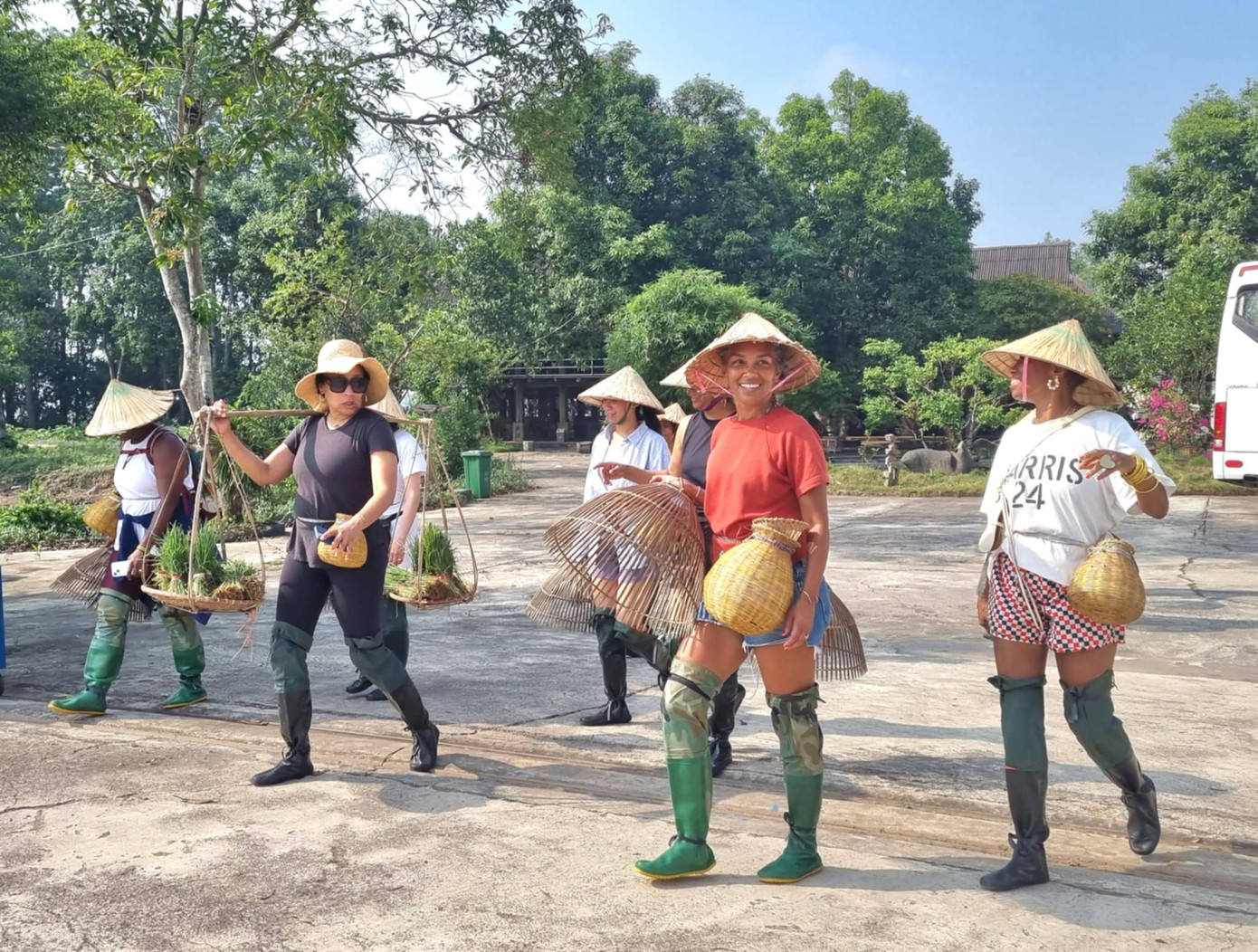 Loạt trải nghiệm &#34;có 1 không 2&#34; khi khách Tây đến Việt Nam: Hóa nông dân đi chăn trâu, &#34;xanh mặt&#34; vì trò cảm giác mạnh ở Hội An - 4