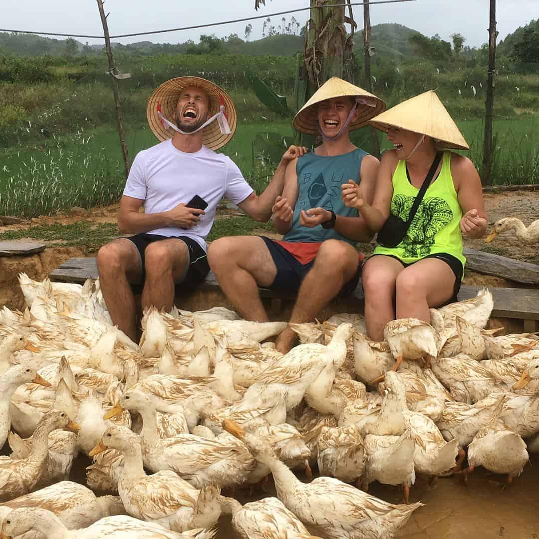 Loạt trải nghiệm &#34;có 1 không 2&#34; khi khách Tây đến Việt Nam: Hóa nông dân đi chăn trâu, &#34;xanh mặt&#34; vì trò cảm giác mạnh ở Hội An - 3
