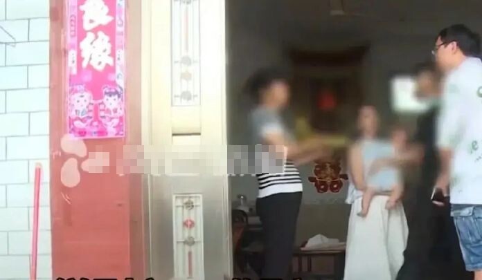 Ôm con về quê bạn trai cũ để nhận bố, người phụ nữ đau đớn khi anh nói đúng 2 từ - 2