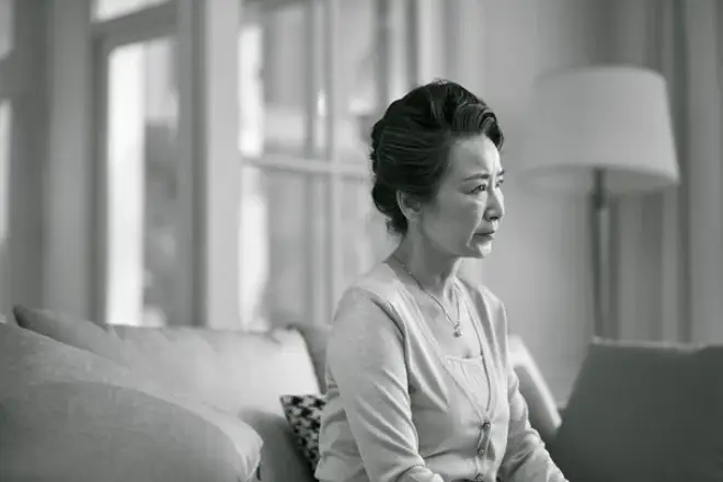 Mừng rỡ khi tái hôn với đại gia ở tuổi 50, ngày cưới người phụ nữ ngỡ ngàng phát hiện bí mật - 2