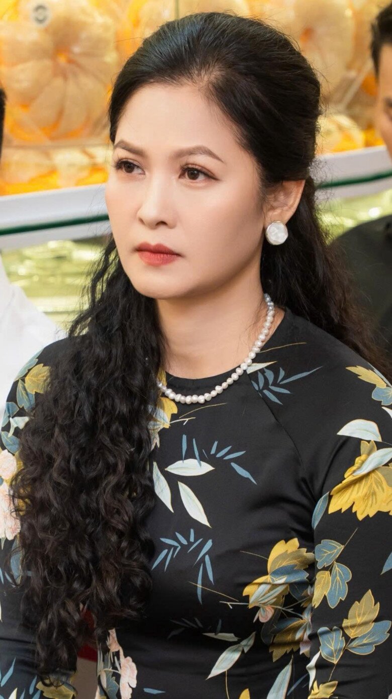Thứ trưởng Bộ ngoại giao trong Mưa đỏ bị mỉa mai “xinh mà bị chồng bỏ thì có vấn đề&#34; - 2