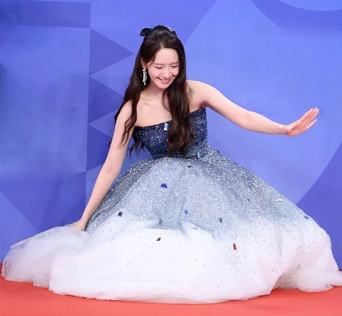 Giải Rồng Xanh 2025: Yoona vấp ngã &#34;đậm chất công chúa&#34;, 1 ngôi sao ngượng đỏ mặt vì nhận nhầm cúp - 4
