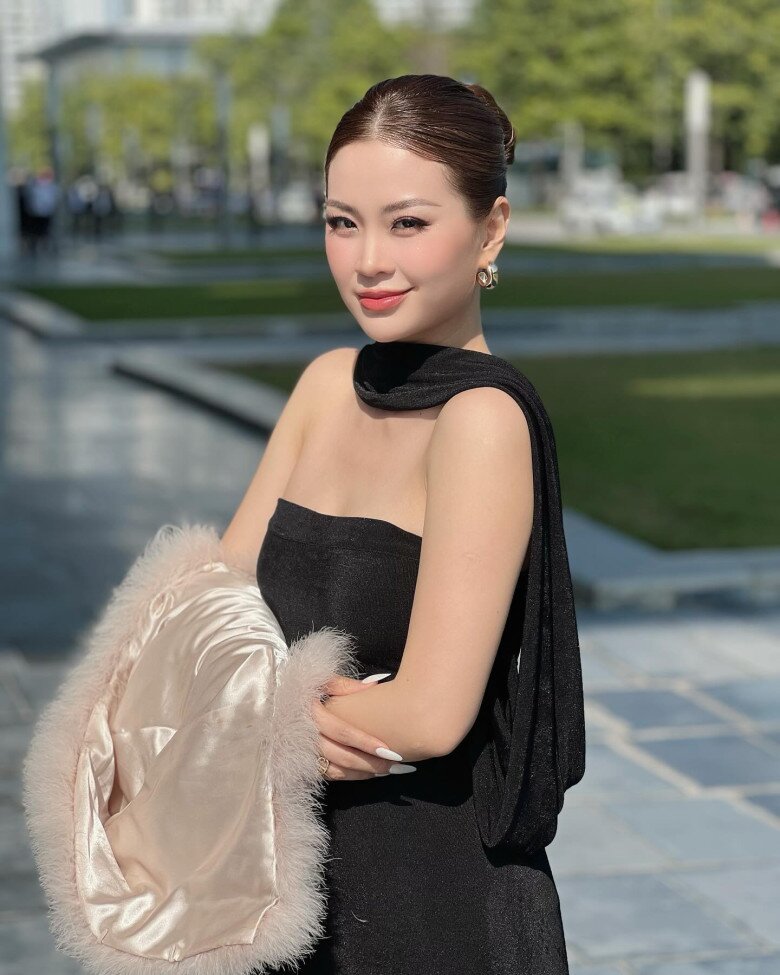 Á hậu Việt được rước dâu bằng siêu xe 10 tỷ, sắc vóc mẹ 2 con đẹp hút hồn, nhìn &#34;gia tài&#34; túi hiệu chỉ biết mê - 16