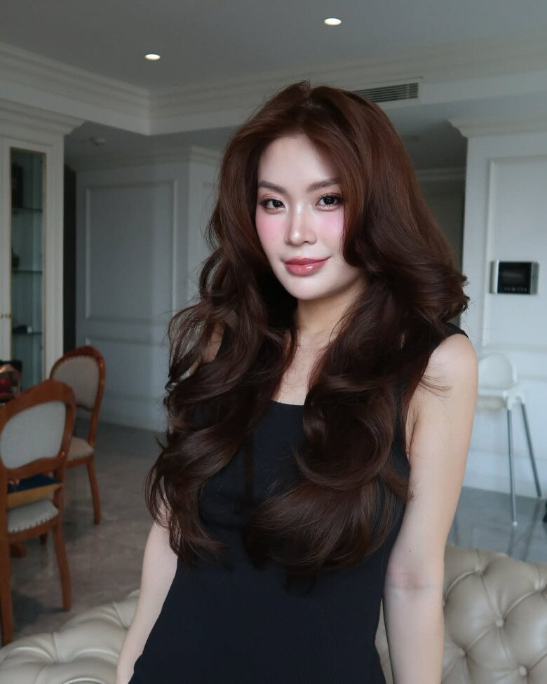 Á hậu Việt được rước dâu bằng siêu xe 10 tỷ, sắc vóc mẹ 2 con đẹp hút hồn, nhìn &#34;gia tài&#34; túi hiệu chỉ biết mê - 3