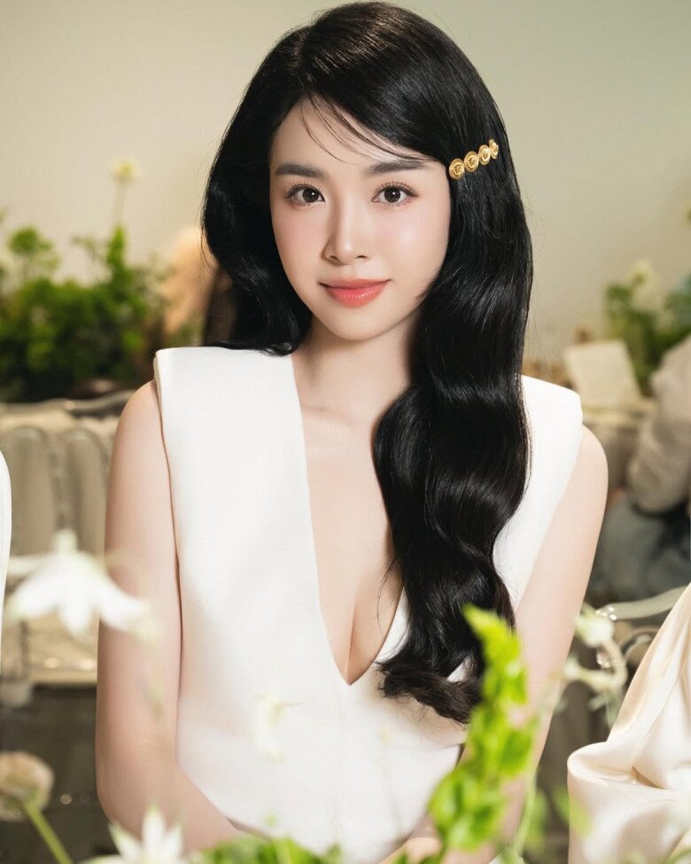 Á hậu Việt lấy Tiến sĩ nhận 13 cây vàng, sinh con xong dáng nuột hơn thiếu nữ, đồ hiệu chất đống nhưng chỉ mê đúng 1 màu  - 2