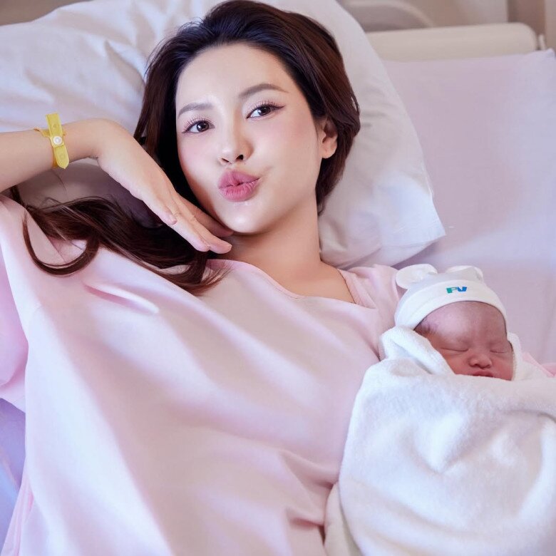 Cặp bạn thân Việt đình đám cùng yêu hồng hài nhi, mẹ 2 con dáng nuột như thiếu nữ, đeo cả &#34;căn nhà&#34; trên tay  - 10