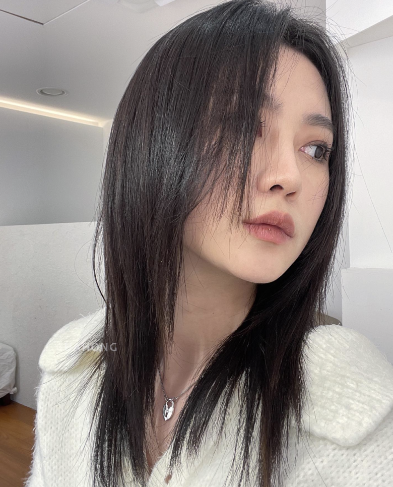 Cất công nhuộm nâu mà tóc vẫn chưa đủ wow? Thử ngay 6 kiểu tóc này để nhan sắc &#34;lên hương&#34; cấp tốc - 3