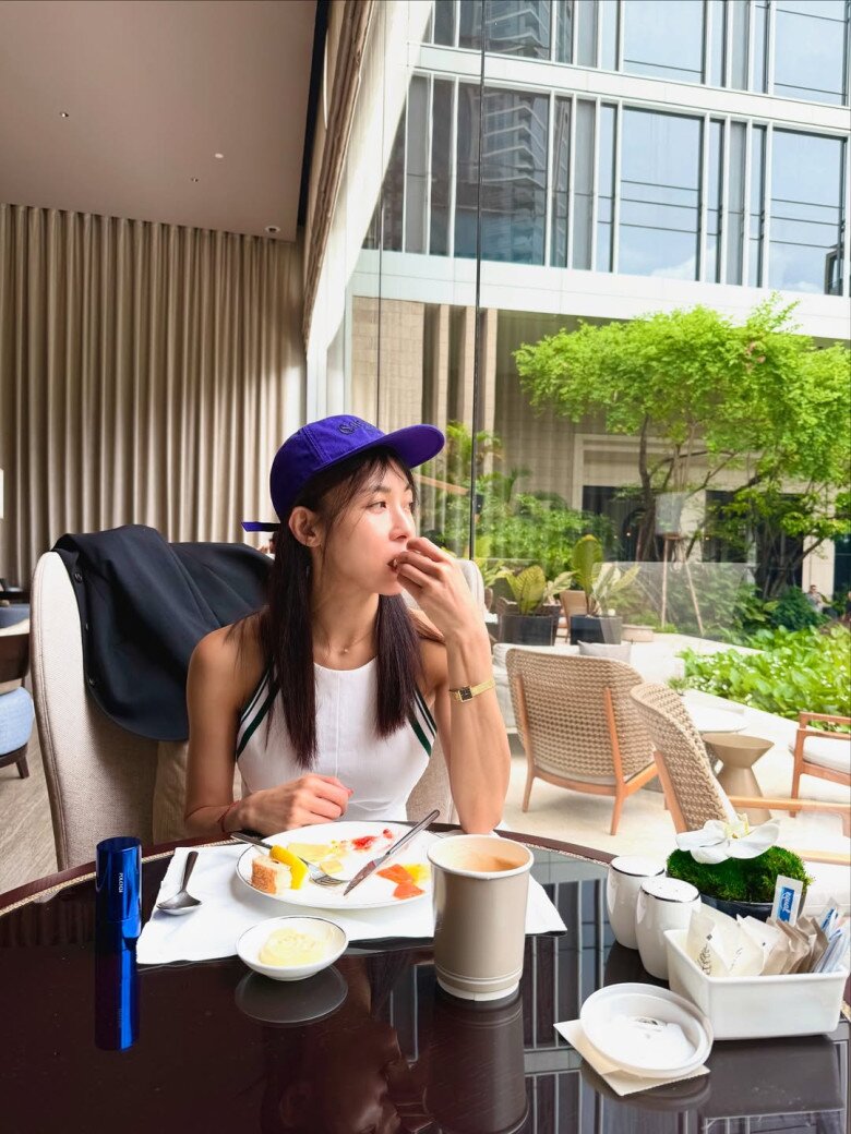 &#34;Đả nữ&#34; hàng đầu showbiz U50 đẹp mơn mởn, &#34;chống già&#34; cực hay nhờ uống hai loại nước suốt 15 năm  - 2