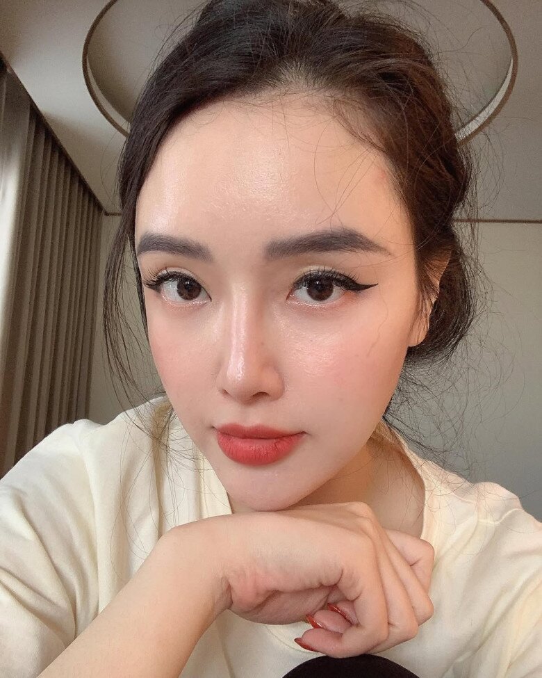 Em gái Mai Phương Thúy làm dâu nhà giàu, xinh đẹp không kém chị gái Hoa hậu, nhìn sang bộ sưu tập đồ hiệu mới choáng - 2