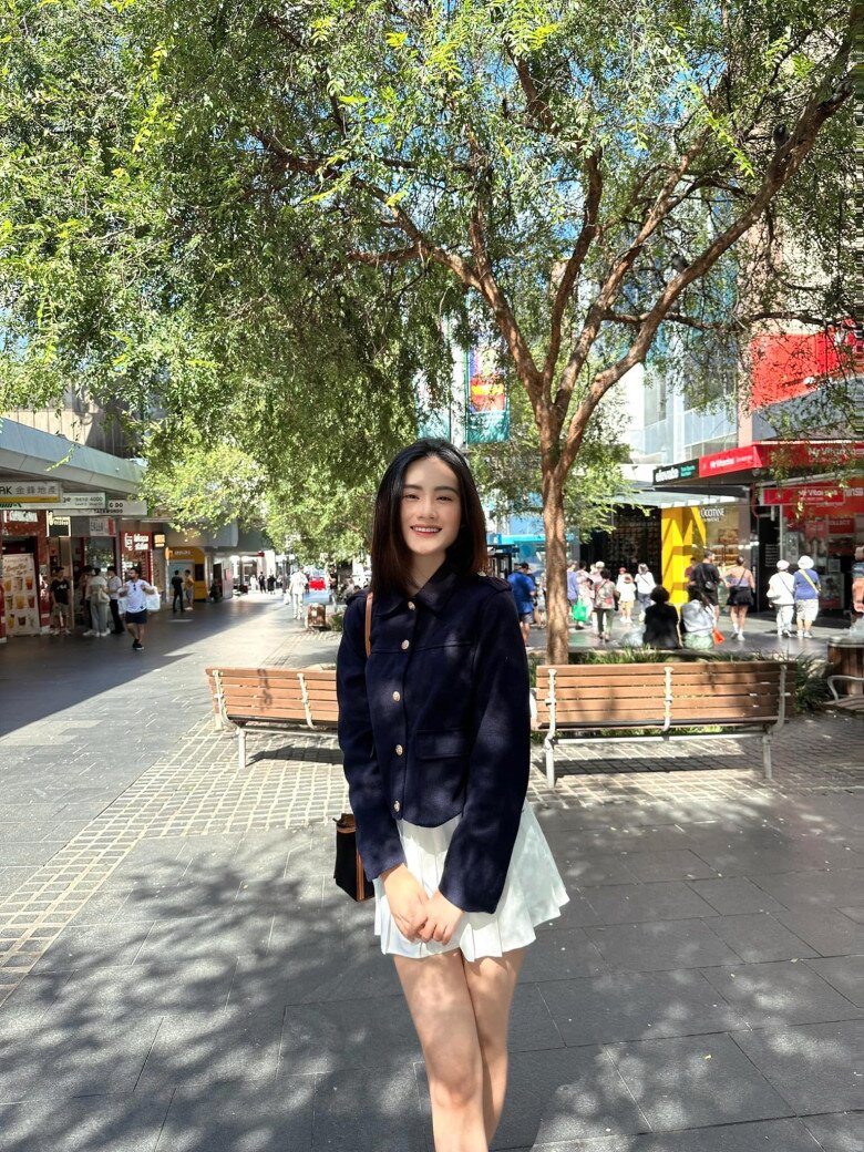Hoa hậu Ý Nhi &#34;dát&#34; hàng hiệu cả trăm triệu đồng khi du học ở Úc, mặc đơn giản nhưng sang chảnh khỏi bàn! - 7