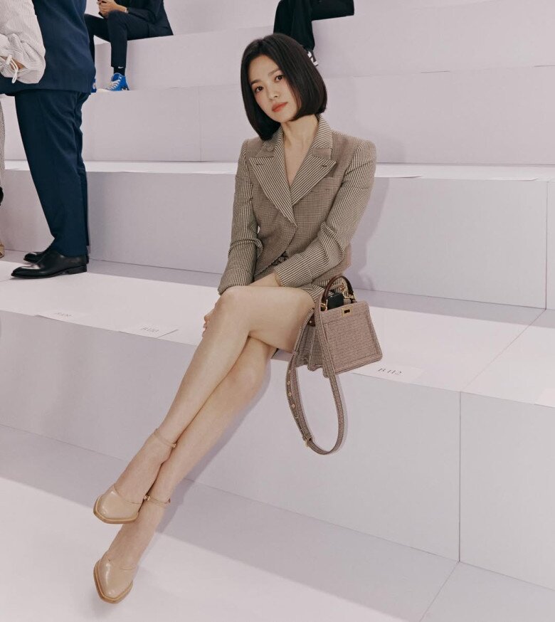 Song Hye Kyo không cao nhưng luôn ở trên đỉnh showbiz Hàn nhờ vào bí quyết chọn giày, tinh tế từ màu sắc đến kiểu dáng - 3
