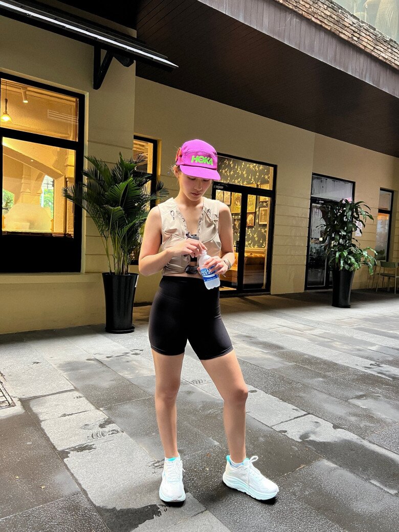 Hot girl boxing từng gầy trơ xương đáng báo động, nay tròn trịa thấy rõ, chuộng mốt áo váy khoét sâu gợi cảm - 9