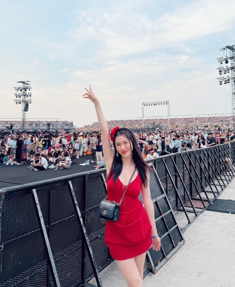 Hot girl lấy nam ca sĩ nổi tiếng, 40 tuổi da dẻ như em bé, ở biệt thự 2 triệu đô, túi hiệu bày la liệt như &#34;chơi đồ hàng&#34; - 9