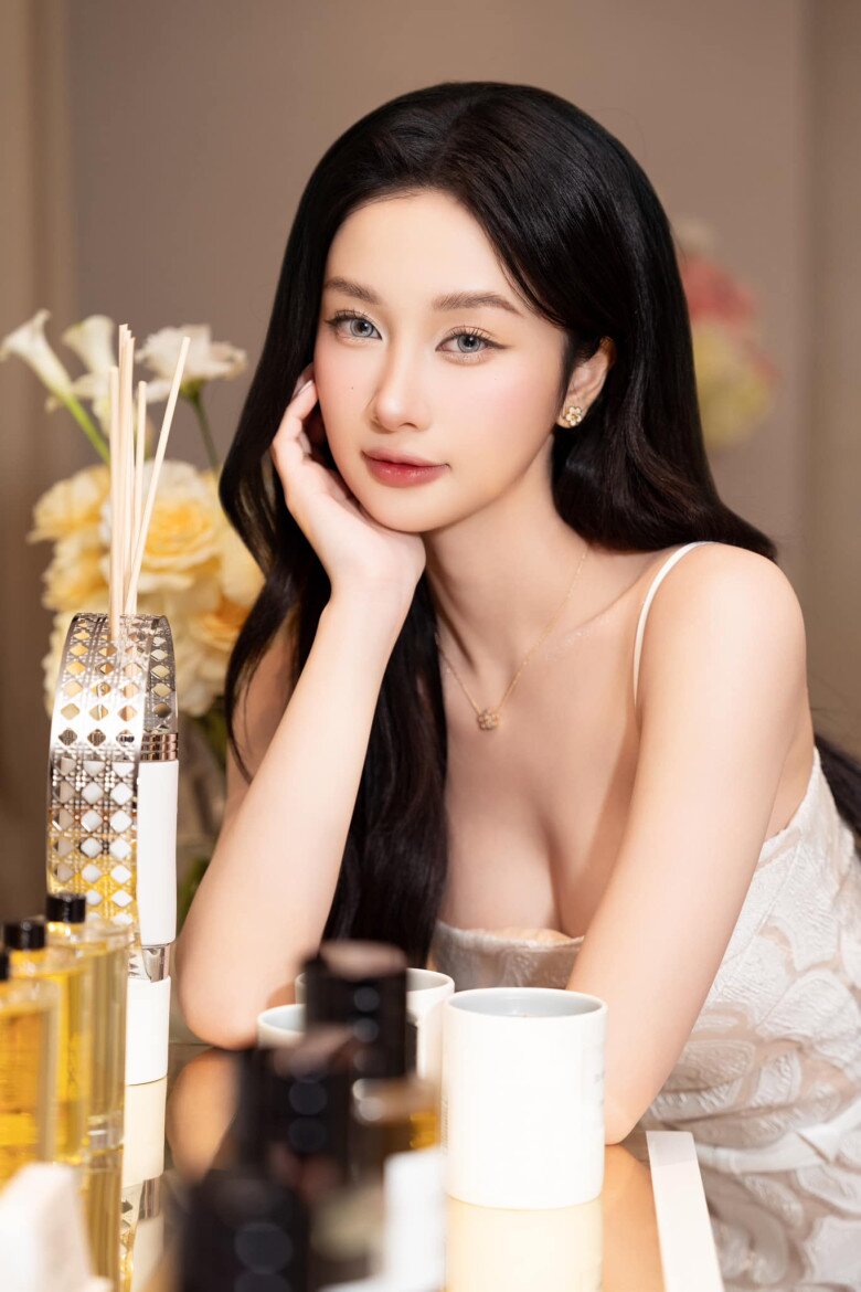 Hot girl trà sữa được báo Thái tung hô là minh tinh quyến rũ nhất Việt Nam, nghiện mặc táo bạo khoe vòng một &#34;dao kéo&#34; - 2