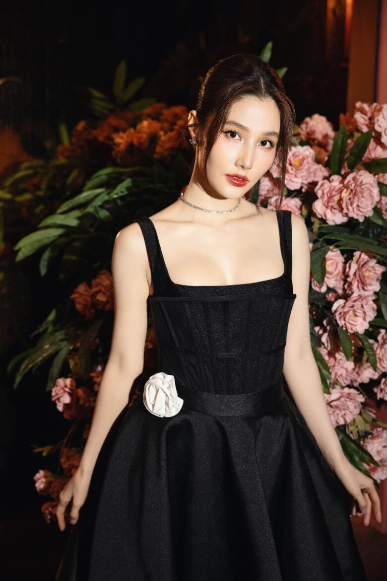 Mỹ nhân soán ngôi Tiểu Vy thành gương mặt đẹp nhất năm, sinh ái nữ xong body vẫn bốc lửa, &#34;dát&#34; toàn túi hiệu trăm triệu xuống phố - 7