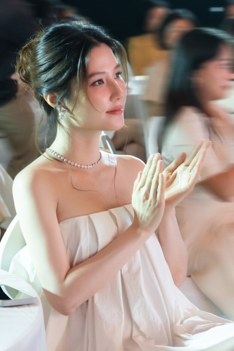 Mỹ nhân soán ngôi Tiểu Vy thành gương mặt đẹp nhất năm, sinh ái nữ xong body vẫn bốc lửa, &#34;dát&#34; toàn túi hiệu trăm triệu xuống phố - 4