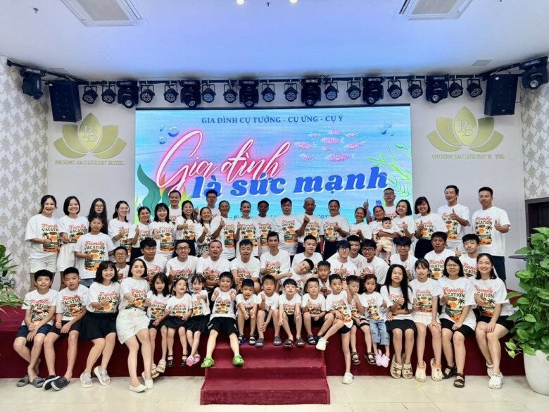 Khối nghỉ hè, khối nghỉ hưu bắt tay lên đường: Chuyến đi gia đình 4 thế hệ 60 thành viên &#34;chất phát ngất&#34; khiến dân tình ngưỡng mộ - 1
