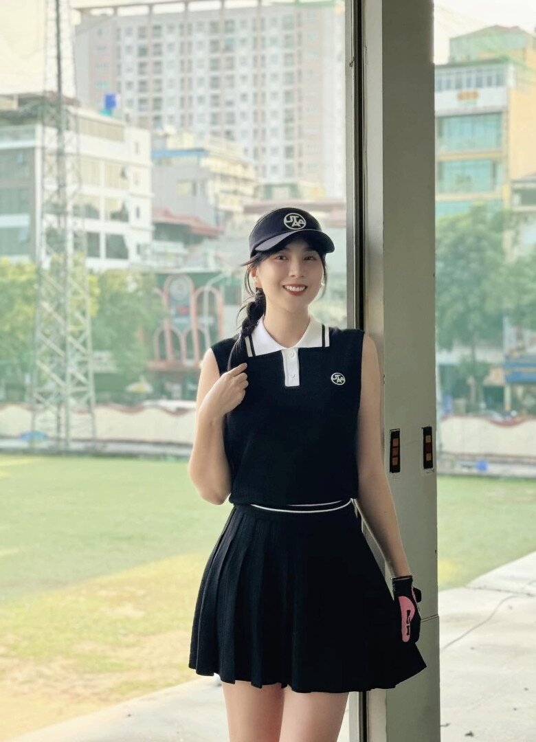 MC đẹp nhất VTV mặc xẻ sâu khoe lưng trần nuột nà, nhan sắc gây ngỡ ngàng sau 3 tháng sinh quý tử  - 7