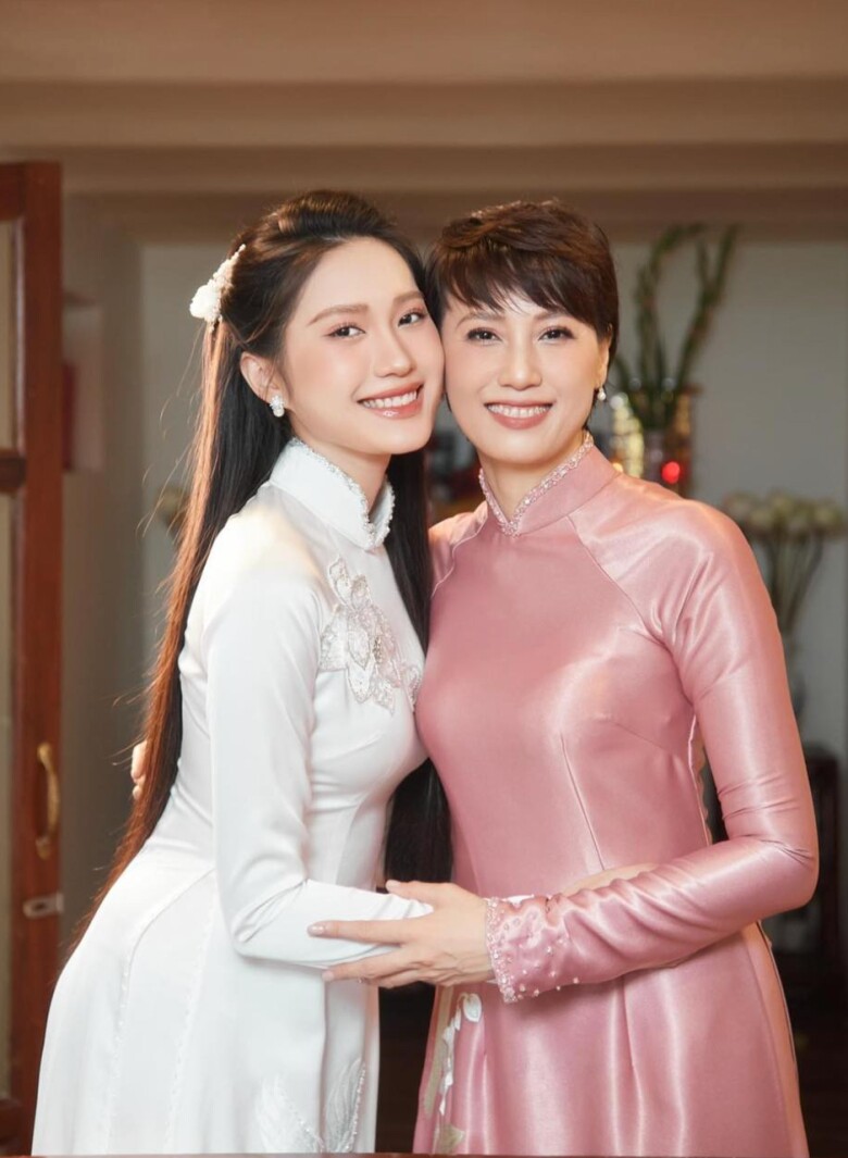 Mẹ vợ Bùi Tiến Dũng được khen &#34;đẹp nhất thế giới&#34;, mẹ vợ Đoàn Văn Hậu U50 nóng bỏng không kém con gái - 1