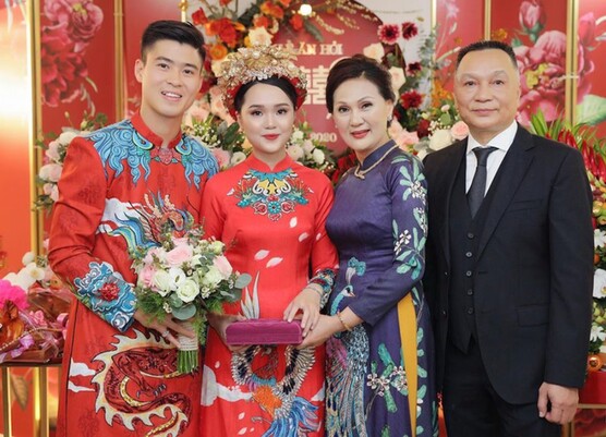 Mẹ vợ Bùi Tiến Dũng được khen &#34;đẹp nhất thế giới&#34;, mẹ vợ Đoàn Văn Hậu U50 nóng bỏng không kém con gái - 14