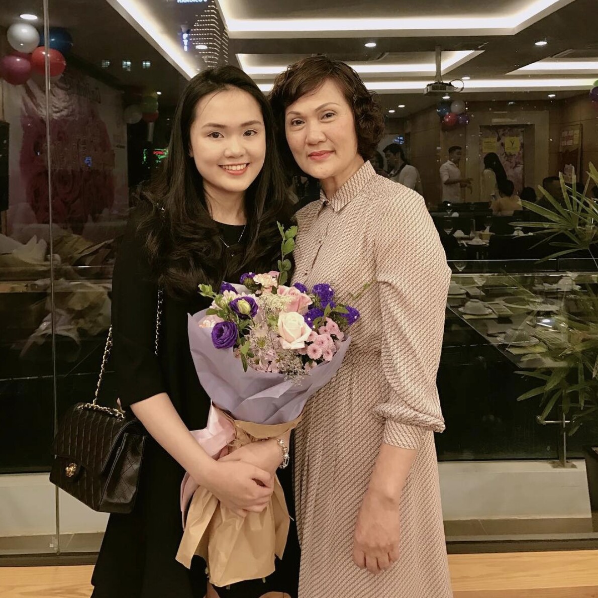 Mẹ vợ Bùi Tiến Dũng được khen &#34;đẹp nhất thế giới&#34;, mẹ vợ Đoàn Văn Hậu U50 nóng bỏng không kém con gái - 15