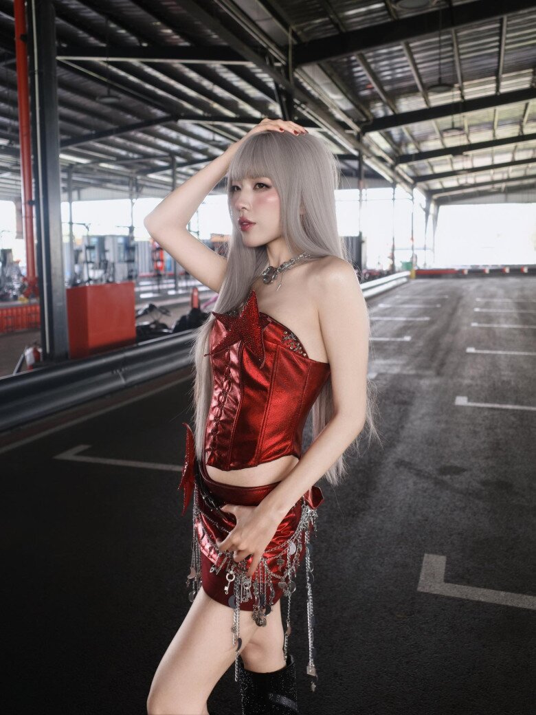 Mỹ nhân 2k3 được ví như Bạch Nguyệt Quang, gu ăn mặc ngây thơ pha chút &#34;quậy ngầm&#34; với loạt item cá tính - 2