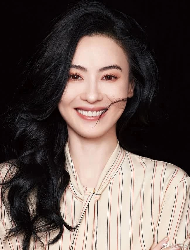 Mỹ nhân có mũi đẹp nhất showbiz sở hữu làn da không nếp nhăn ở tuổi 45: Uống sữa mè đen mỗi sáng, mê ăn loại quả là &#34;siêu thực phẩm&#34;  - 4