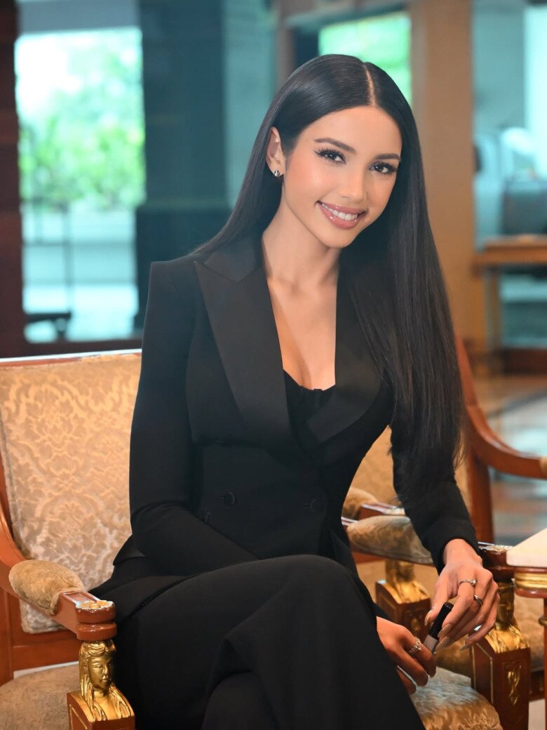 Người đẹp thi Hoa hậu 4 lần mới đăng quang: Từng kiếm gần 3 tỷ chỉ trong một tiếng, cao 1m78, body &#34;căng tràn&#34; đẹp mướt mắt - 8