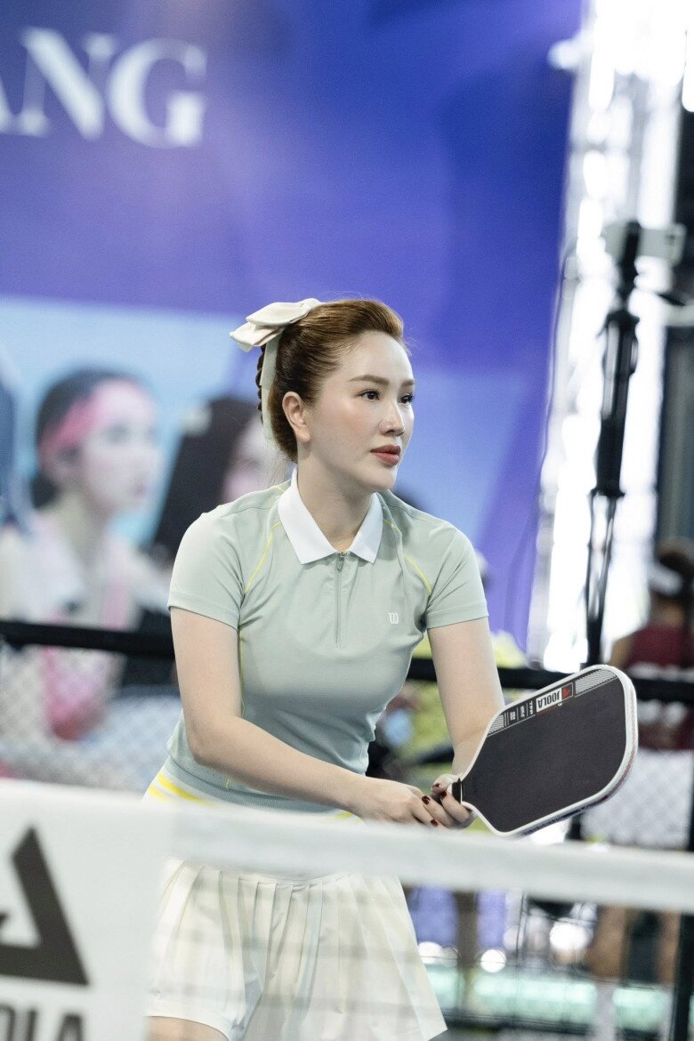 Nữ ca sĩ lấy đại gia hơn chục tuổi: Là mẹ bỉm vẫn mê mặc xuyên thấu khoe dáng căng tràn, tủ đồ hiệu nhìn thôi cũng &#34;ngộp&#34; - 3