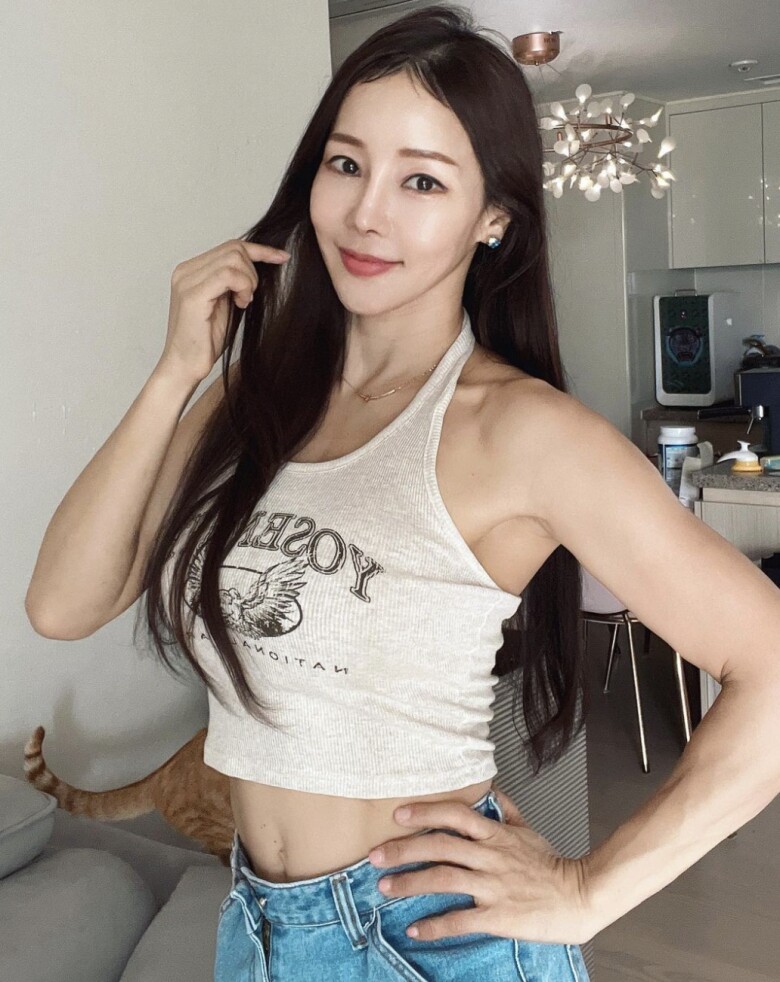 Nữ ca sĩ U55 vẫn đẹp đôi bên chồng kém 17 tuổi, body 0% mỡ thừa nhờ chăm tập một môn thể thao - 2