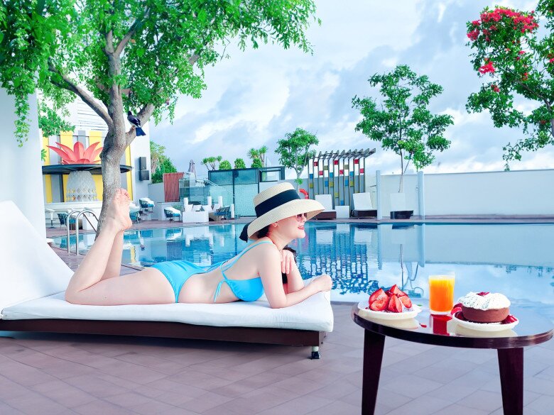 Nghệ sĩ Vân Dung lọt top 15 khi thi Hoa hậu, sắp làm &#34;mẹ chồng&#34; vẫn mê mặc hở, chọn toàn màu rực rỡ không kém giới trẻ - 3
