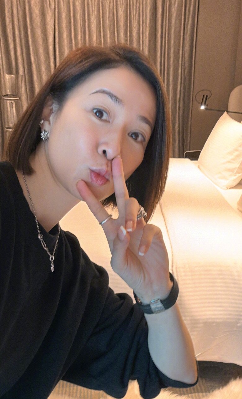 Phú bà bất động sản showbiz &#34;cải lão hoàn đồng&#34; ở tuổi 50 nhờ uống 8 ly nước, cách dưỡng trắng kỳ lạ lại hiệu quả không ngờ - 3