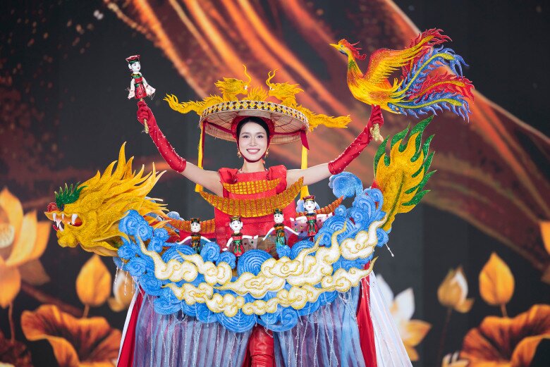Thí sinh Miss Grand Vietnam &#34;đội mưa&#34; trình diễn trang phục dân tộc, Hoa hậu Tiểu Vy &#34;đẹp xuất thần&#34;  - 6