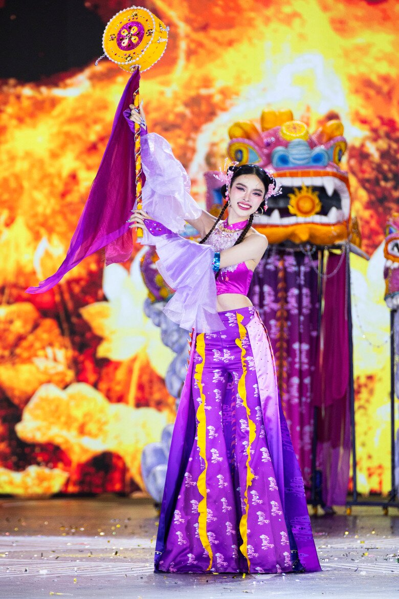 Thí sinh Miss Grand Vietnam &#34;đội mưa&#34; trình diễn trang phục dân tộc, Hoa hậu Tiểu Vy &#34;đẹp xuất thần&#34;  - 7