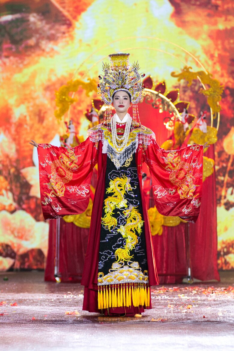 Thí sinh Miss Grand Vietnam &#34;đội mưa&#34; trình diễn trang phục dân tộc, Hoa hậu Tiểu Vy &#34;đẹp xuất thần&#34;  - 3