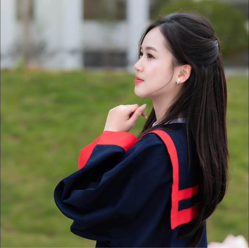 Nữ thủ khoa 17 tuổi đạt 30 điểm tuyệt đối visual như &#34;nàng thơ&#34;, mặc áo 60 triệu, nhìn giá bộ sưu tập túi hiệu càng choáng - 8