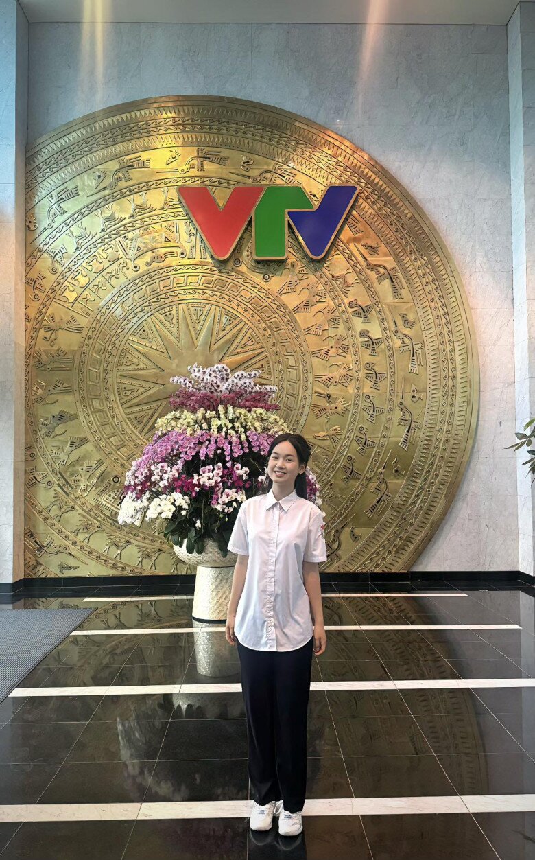 Nữ thủ khoa 17 tuổi đạt 30 điểm tuyệt đối visual như &#34;nàng thơ&#34;, mặc áo 60 triệu, nhìn giá bộ sưu tập túi hiệu càng choáng - 2