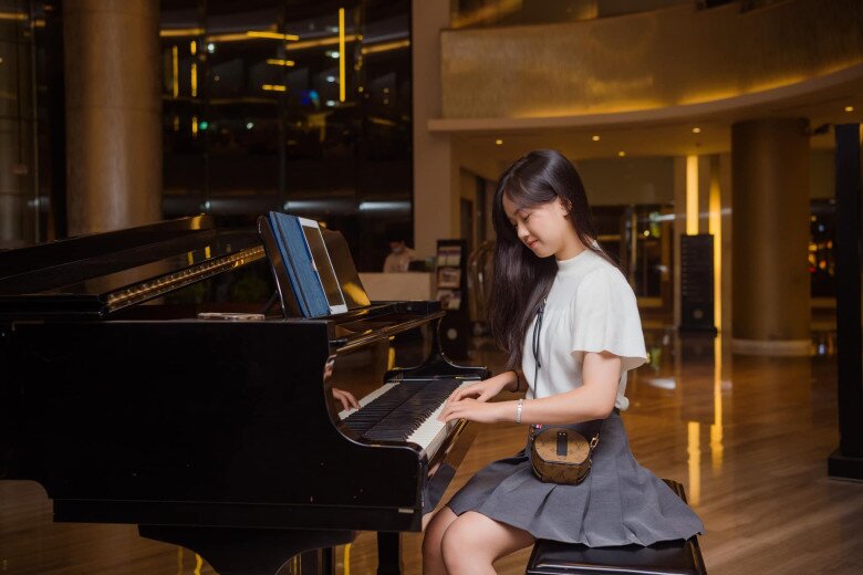 Nữ thủ khoa 17 tuổi đạt 30 điểm tuyệt đối visual như &#34;nàng thơ&#34;, mặc áo 60 triệu, nhìn giá bộ sưu tập túi hiệu càng choáng - 5