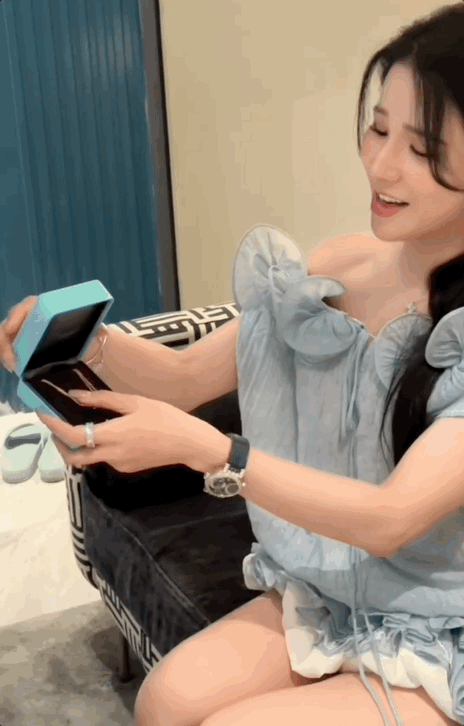 &#34;Top 1 bạn thân&#34; gọi tên Đàm Thu Trang: Không tiếc trăm triệu với Diệp Lâm Anh, tặng món nào đáng đồng tiền bát gạo món đó - 2
