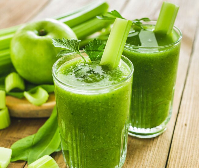 Uống nước rau xanh có mùi hăng nồng, vị đắng suốt 2 tuần, cô gái nhận về cái kết không ngờ - 1