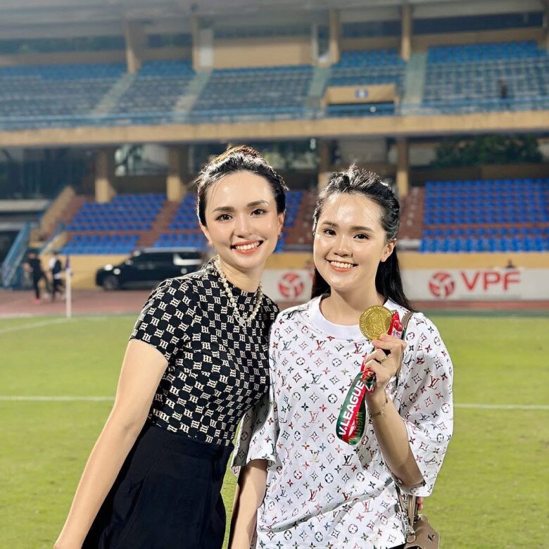 Vợ cầu thủ Việt là con gái Chủ tịch, mẹ 2 con đẹp lấn lướt em gái kém 6 tuổi, diện toàn túi hiệu trăm triệu nhìn phát mê  - 2