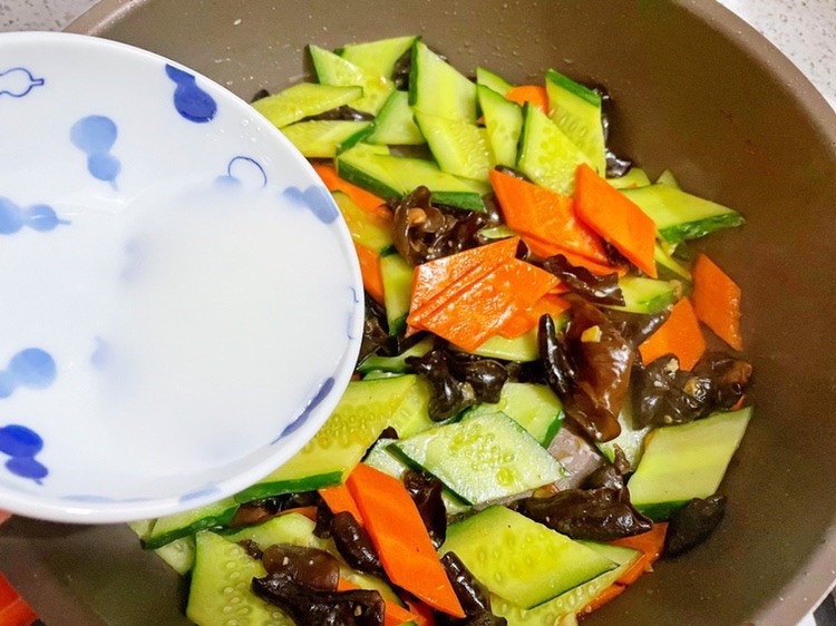 Quả này hay để ăn sống không ngờ đem xào lại ngon, nấu cùng thứ rau đen xì giàu protein chẳng kém gì thịt cực bổ - 9