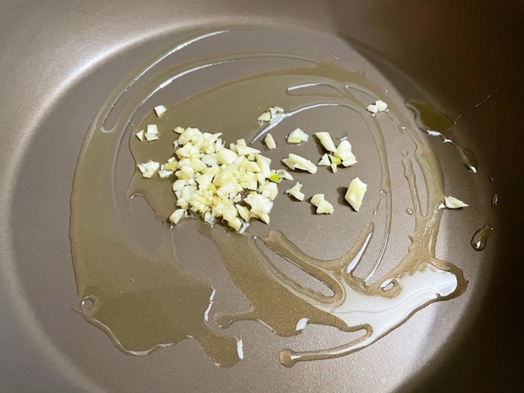 Quả này hay để ăn sống không ngờ đem xào lại ngon, nấu cùng thứ rau đen xì giàu protein chẳng kém gì thịt cực bổ - 5